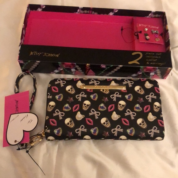 Betsey Johnson Black Faux Leather Skull, Lips, Bow, Cat & Star ZA Wallet NWT - Picture 14 of 16